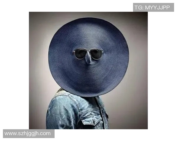 荷兰足球明星佩戴眼镜的时尚风潮与运动表现的完美结合